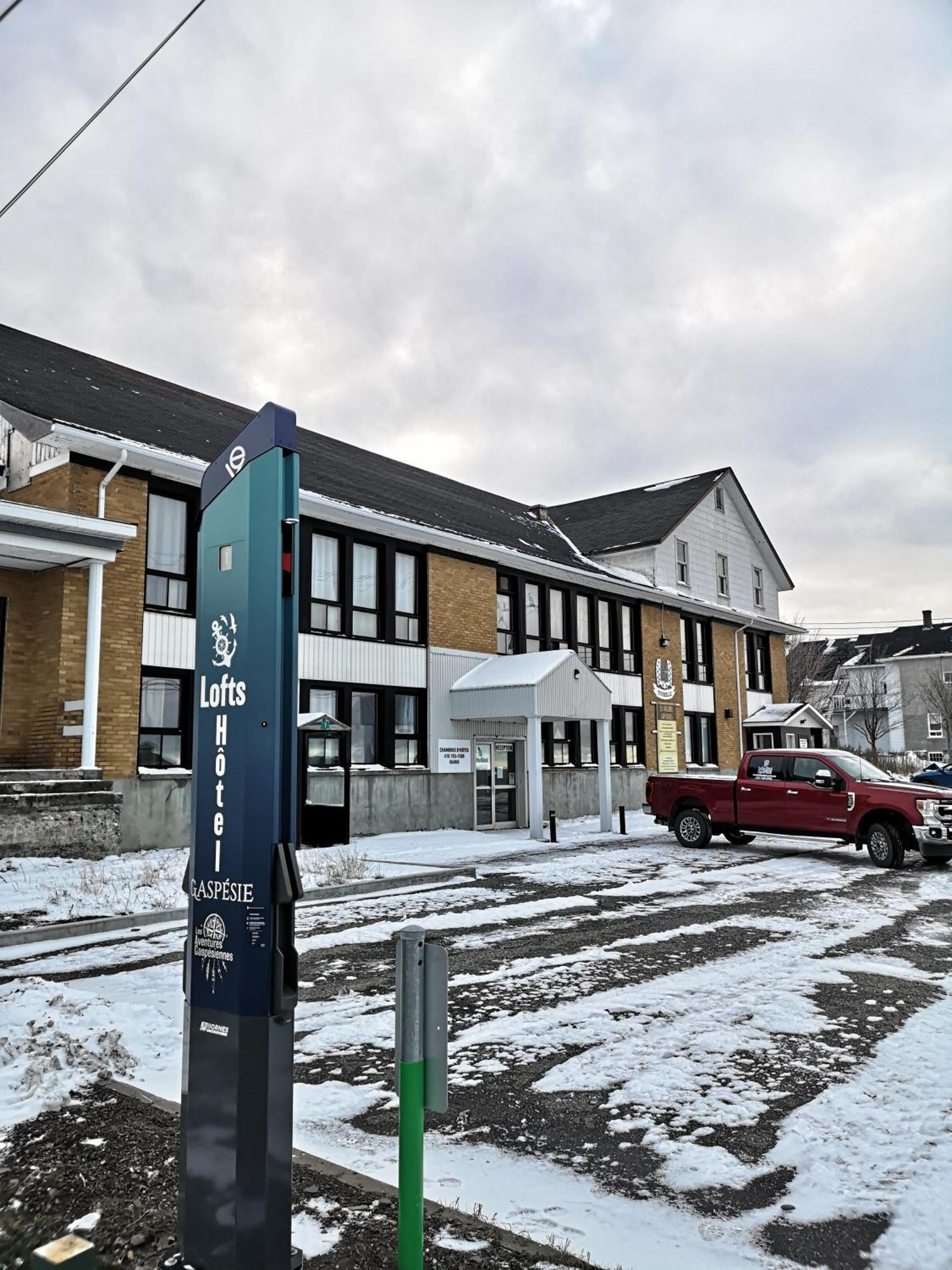 Lofts Hotel Gaspesie Sainte Anne des Monts Exterior photo